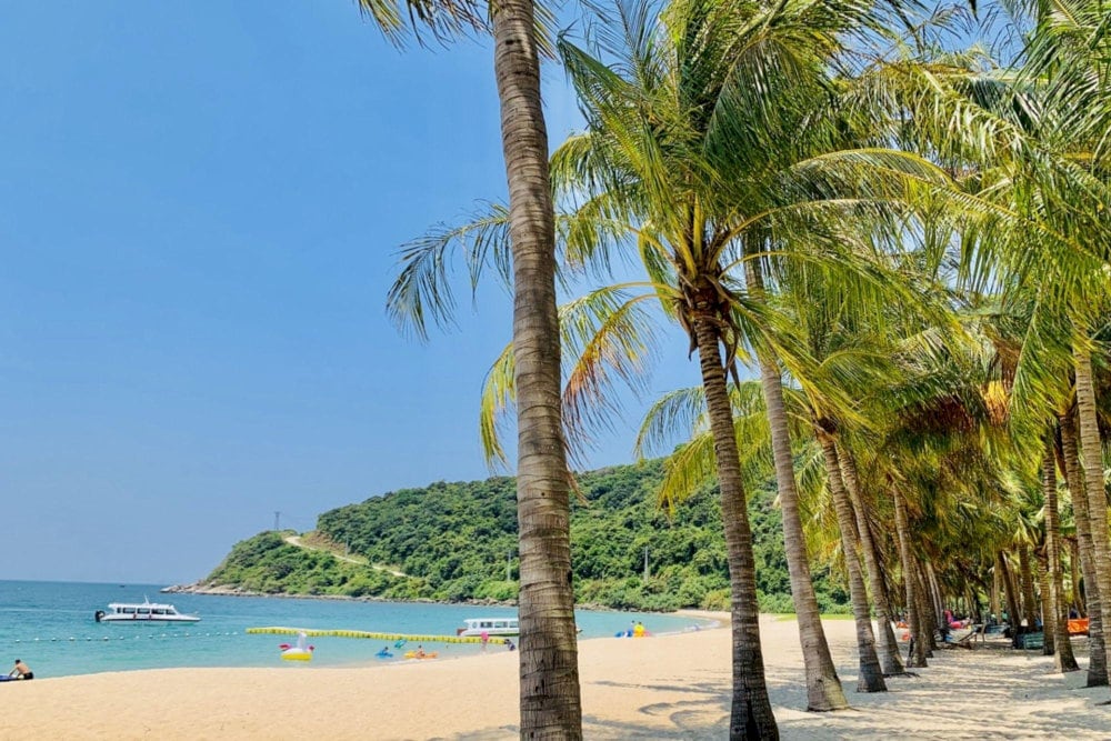 Bai Ong Beach is a famous beach on Cham Island with beautiful natural scenery, unique water sports and entertainment 